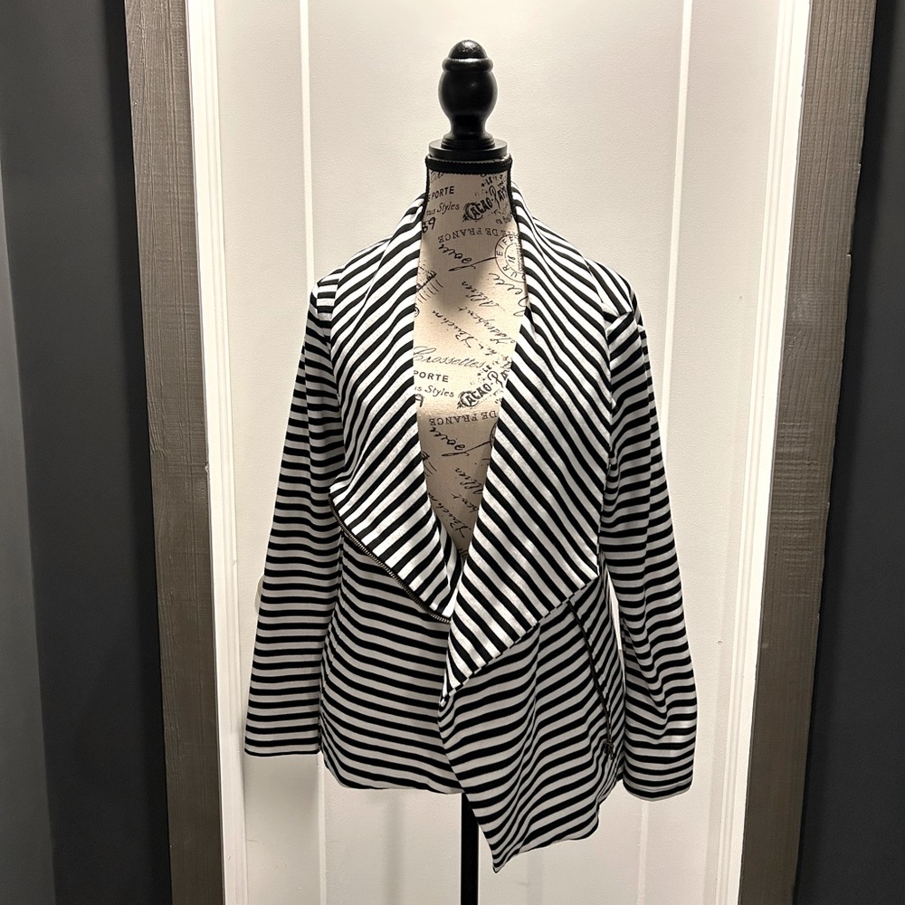 My Beloved - beautiful black and white side zipper top.
